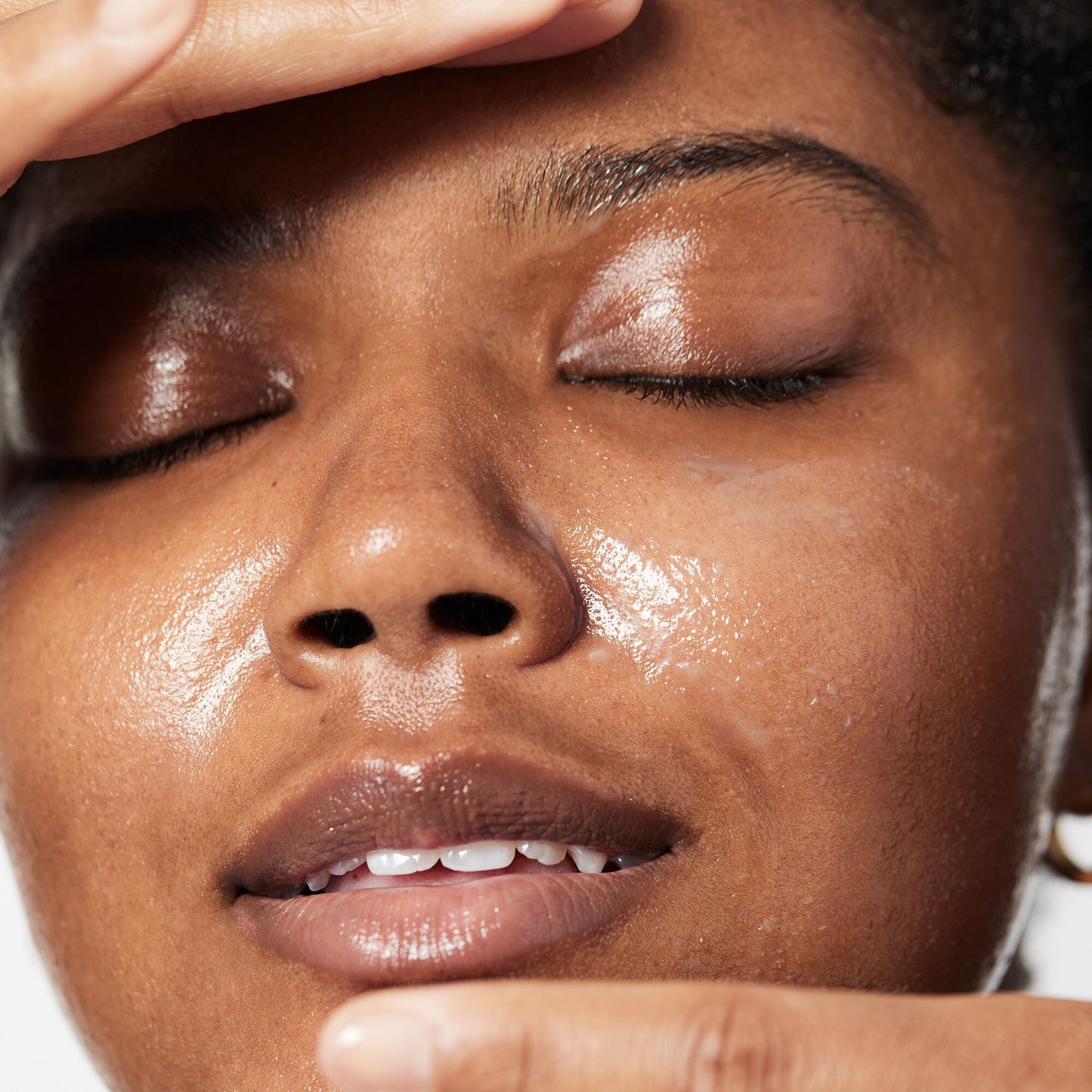 holy-hydration-makeup-melting-cleansing-balm-a2 040822_Model_HH-Cleansingbalm_044_RT2-V1_IGF_6a40ae53-ccc2-4a83-9d08-7c99f2dc2b4b.jpg