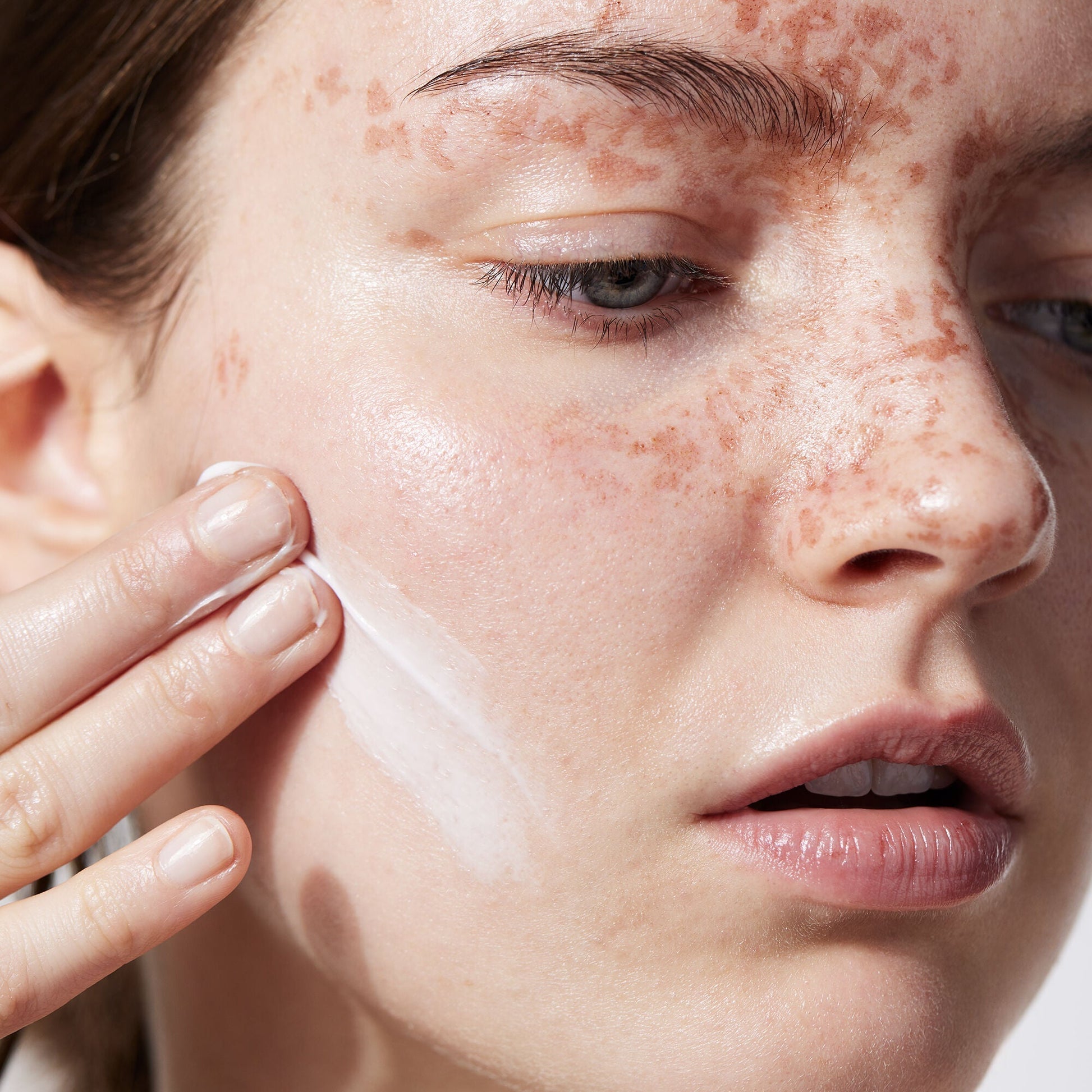holy-hydration-face-cream-z1 040822_Model_HH-FaceCream_091_RT2-V1_IGF_38740f4c-997d-4161-a3bd-3457855e993f.jpg