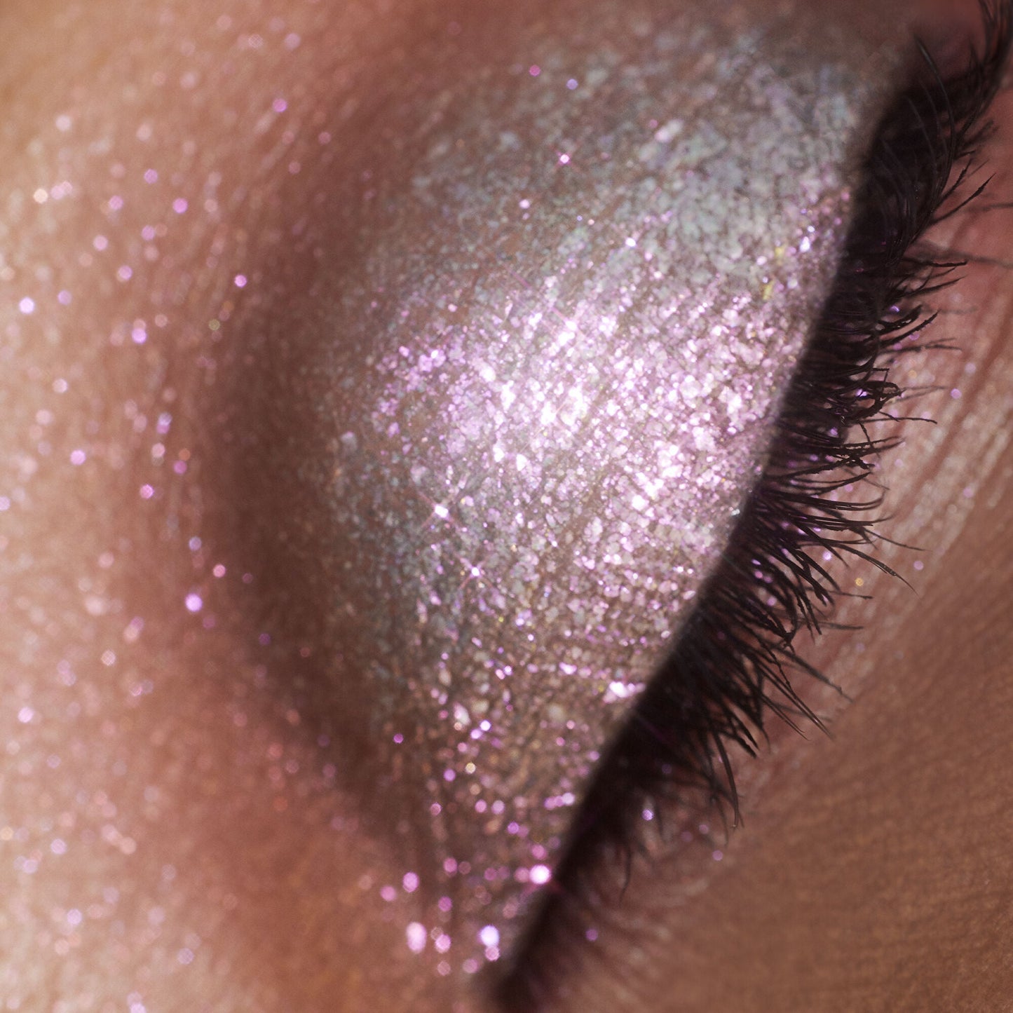 duochrome-liquid-eyeshadow-b1 061223_Chi_SparkPink_0022_FINAL_RGB_IGF.jpg