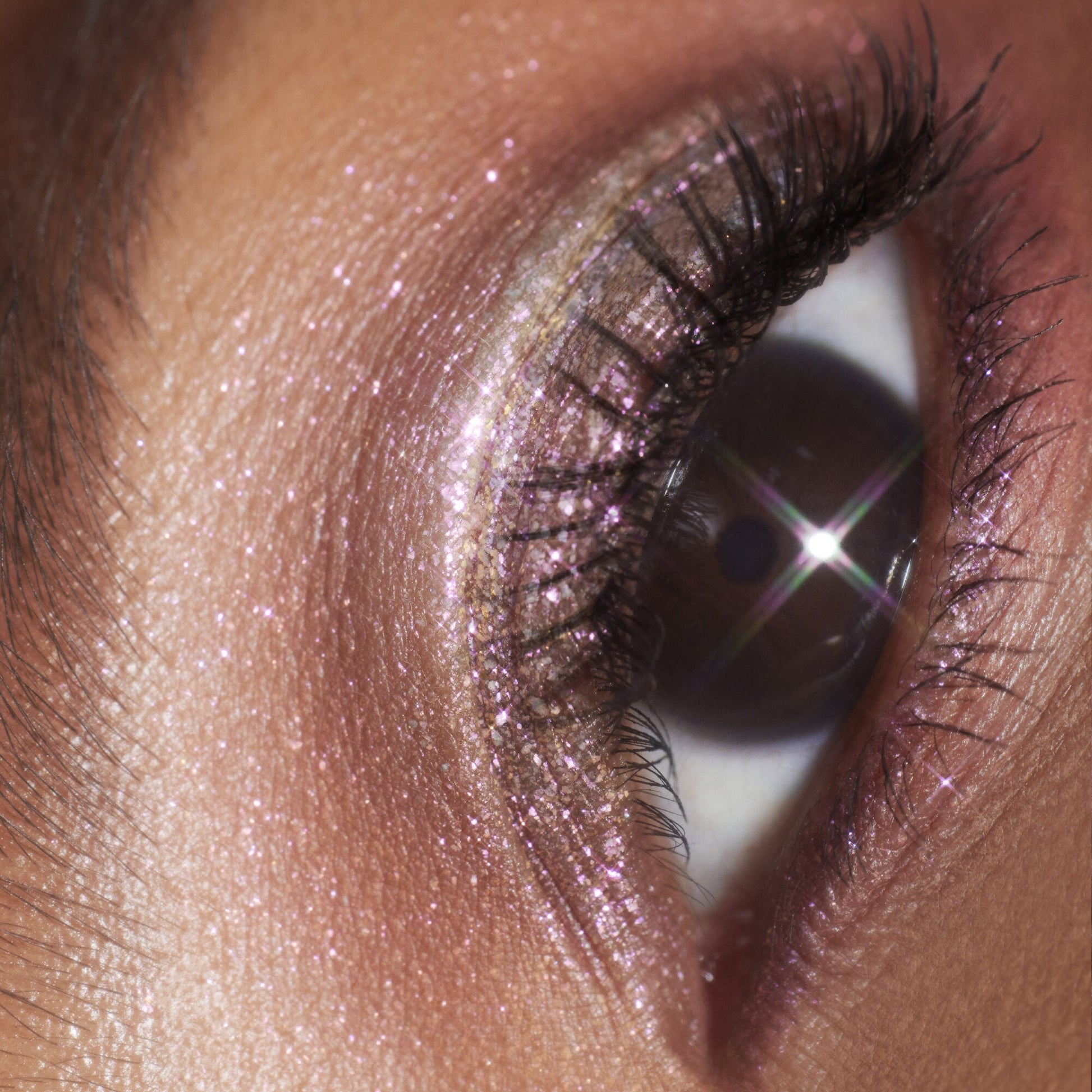 duochrome-liquid-eyeshadow-b1 061223_Chi_SparkPink_0023_FINAL_RGB_IGF.jpg