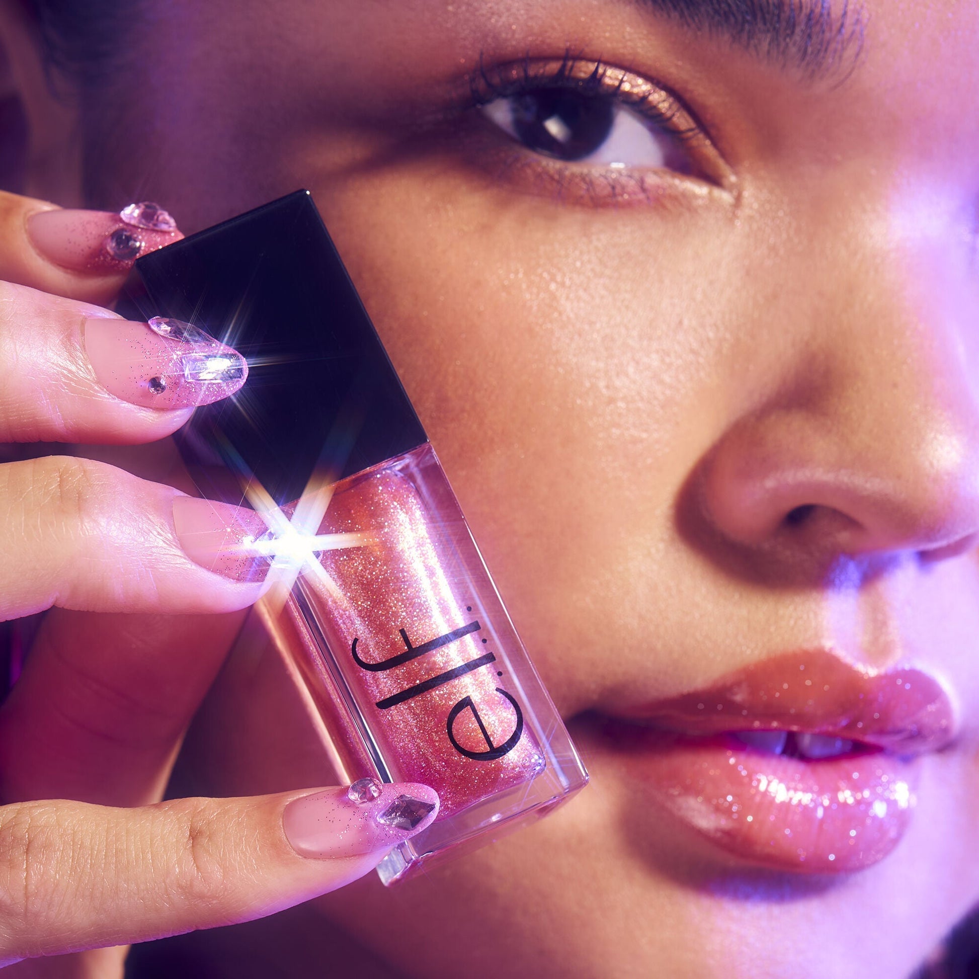 glow-reviver-plumping-lip-oil-r0 072225_Breanna_LipPlump_0391_2000x2000_0613e084-a418-44f9-b40d-c461b7a4b6db.jpg