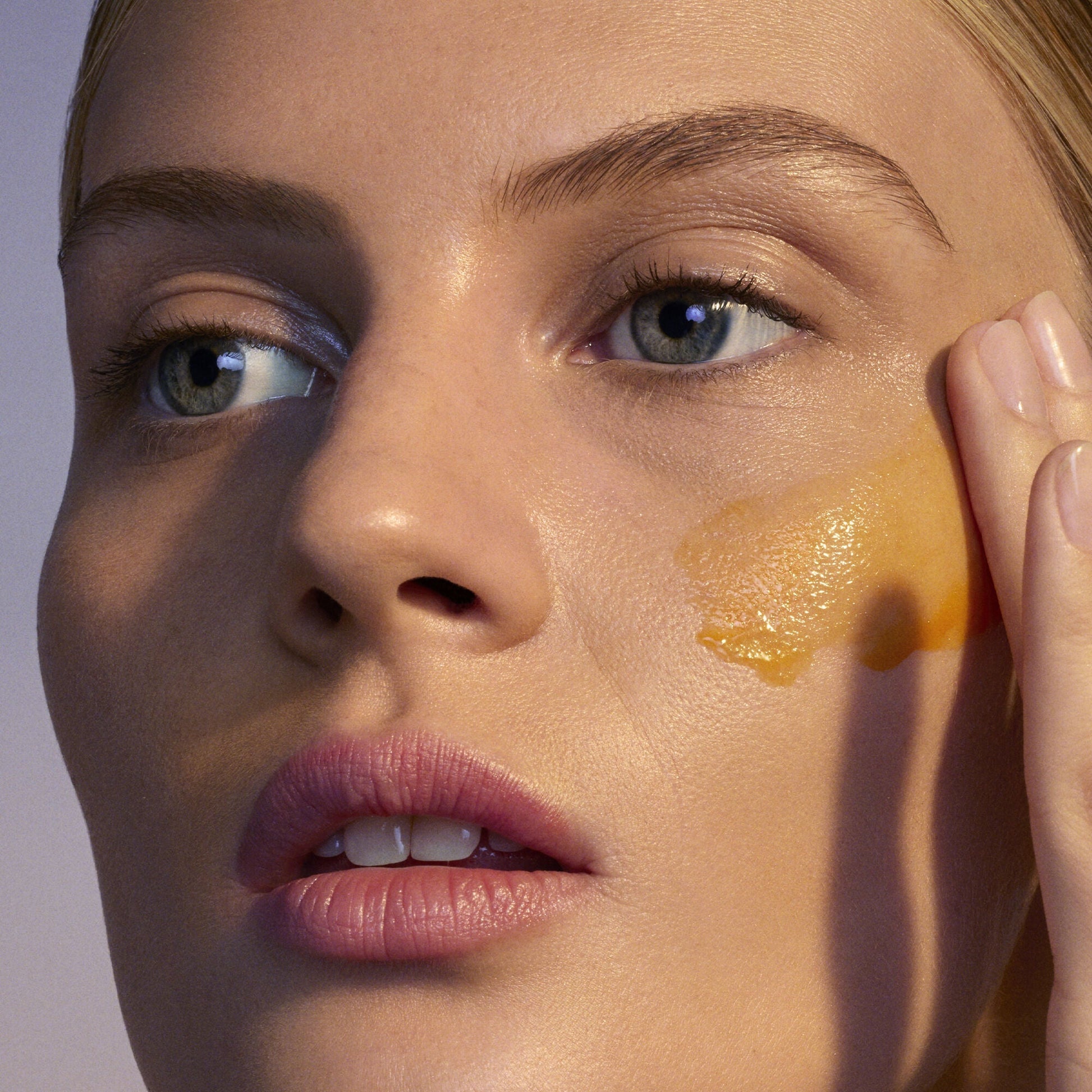 youth-boosting-advanced-night-retinoid-serum-p5 080222_Florence_ANR_0403_IGF_V2.jpg