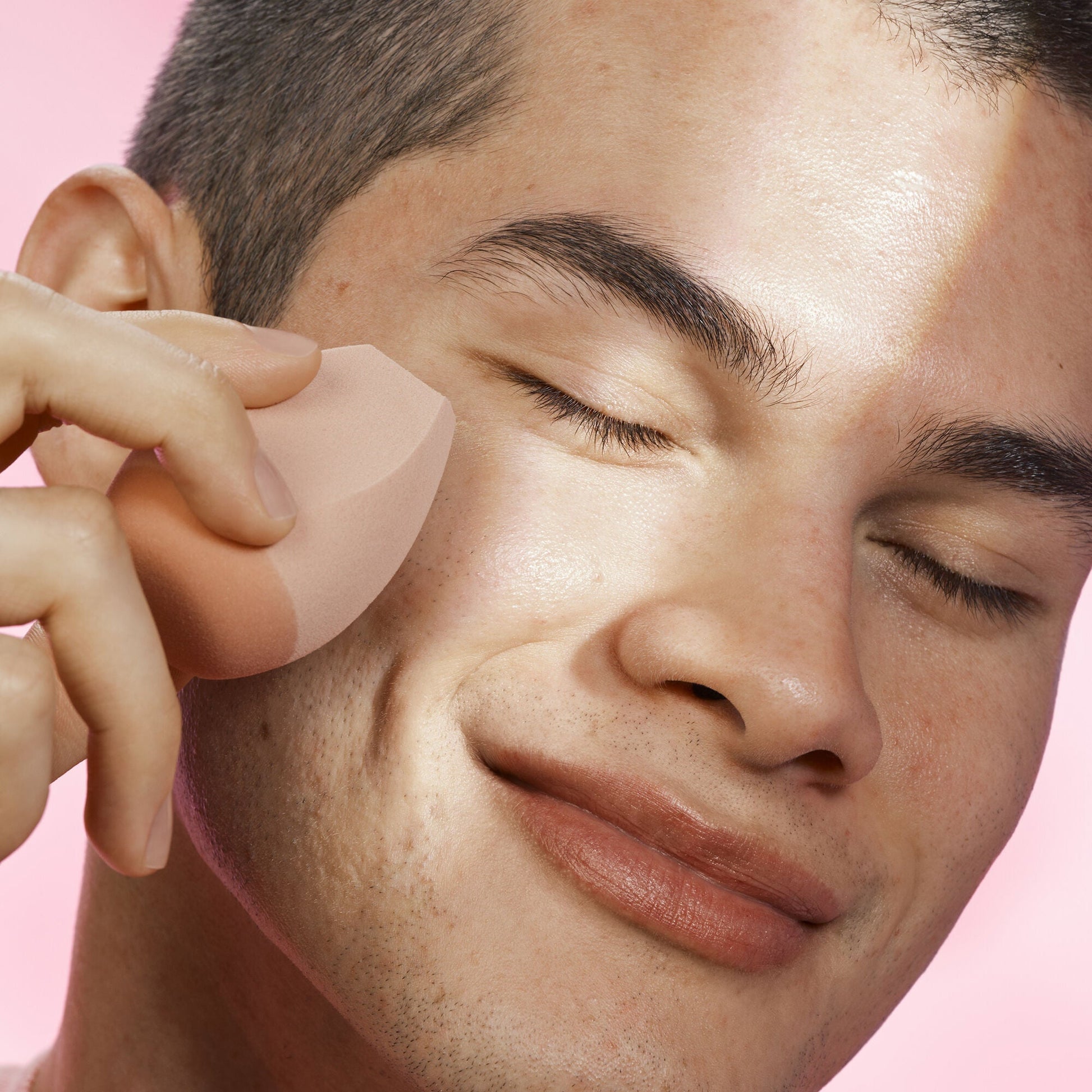halo-glow-angled-silicone-face-sponge-u4 102124_HGST_Alfredo_Application_0134_v2_RGB_IGF.jpg