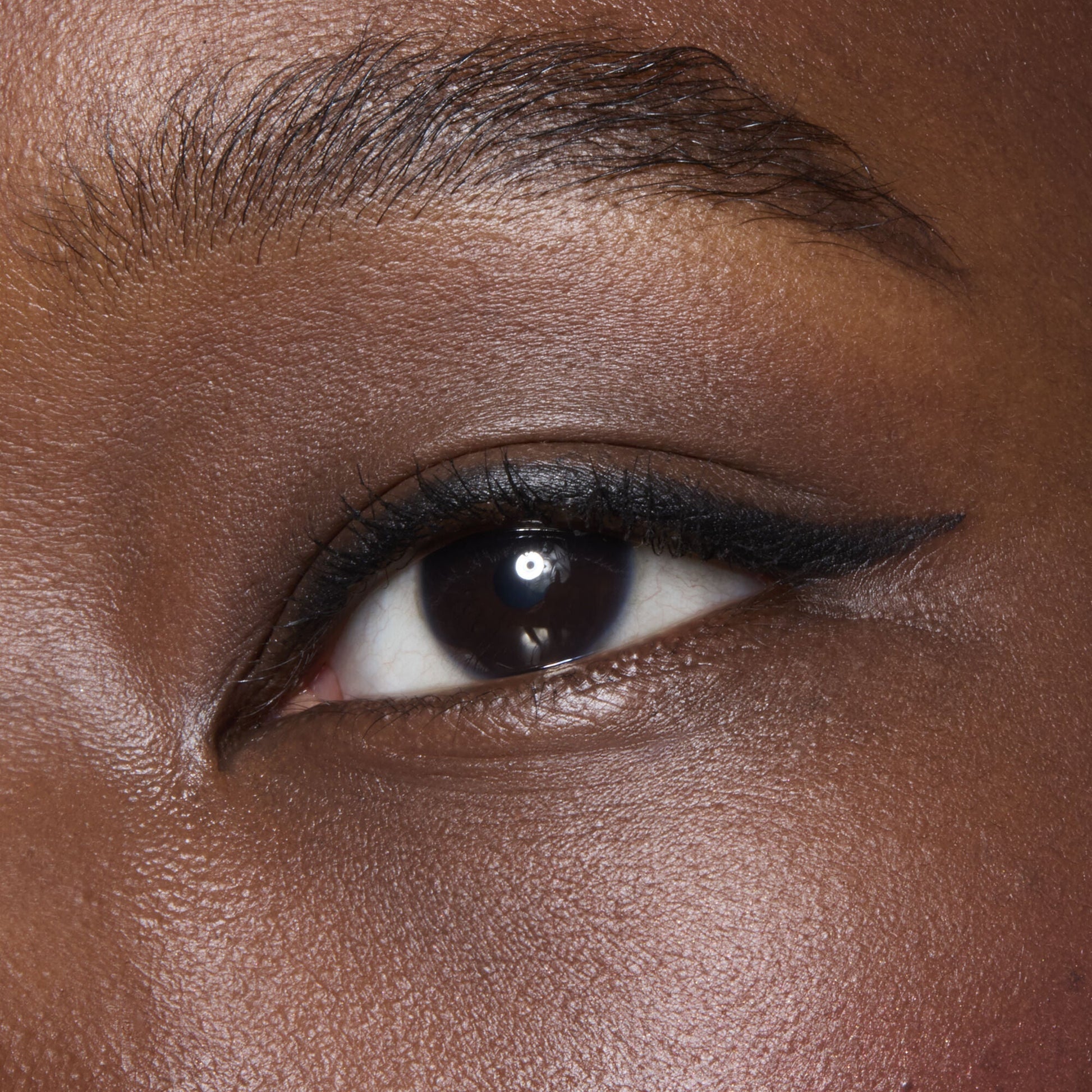 no-budge-retractable-eyeliner-a4 81330_NO_BUDGE_RETRACTABLE_EYELINER_BLACK_BILLIE_0062_V2.jpg