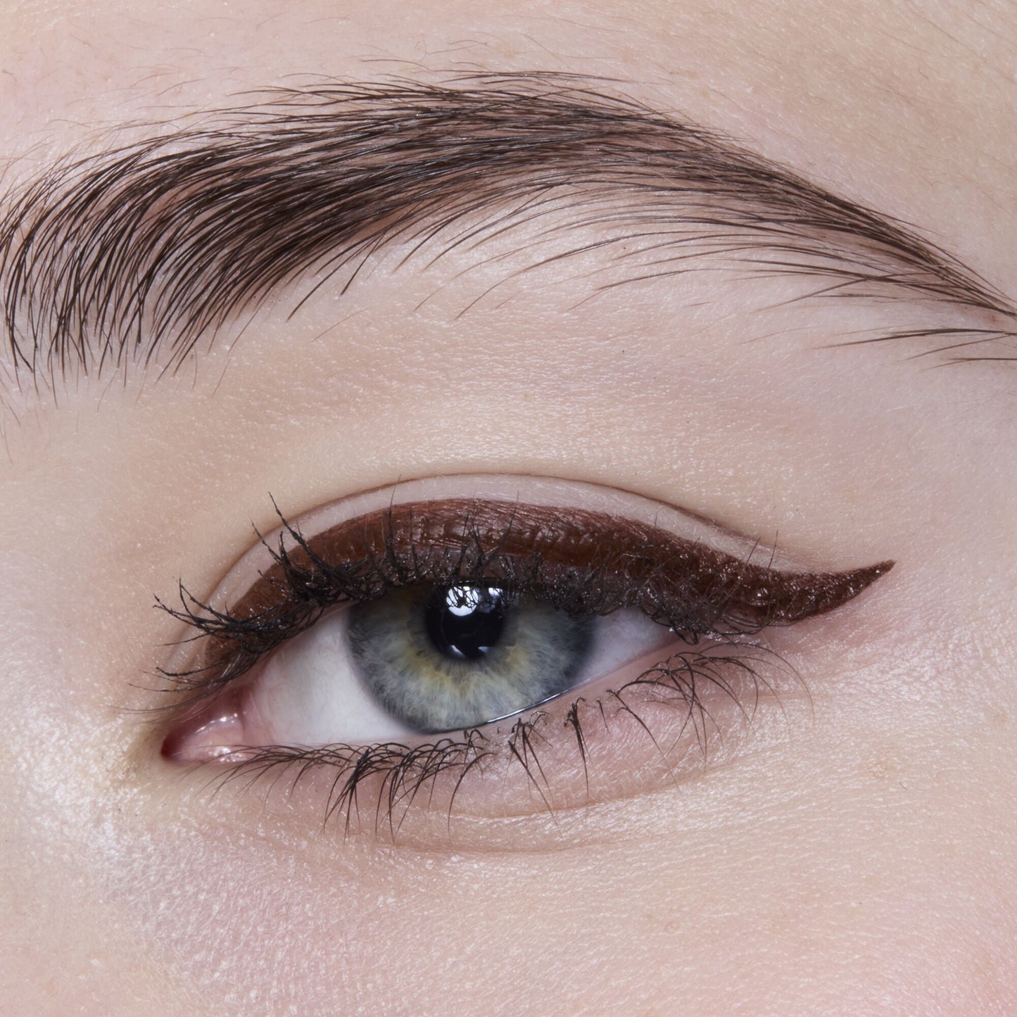 h2o-proof-eyeliner-pen-t7 81606_H20_PROOF_EYELINER_20PEN_CHESTNUT_MOM_BROWN_JORDAN_0029_v3.jpg