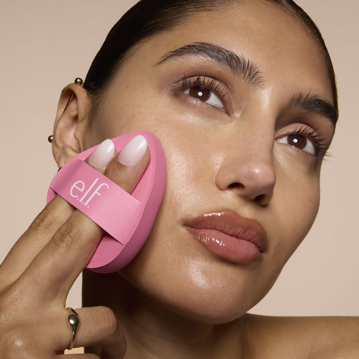 pillow-puff-foundation-sponge-q0 81838_MOM_PILLOW_PUFF_FOUNDATION_SPONGE_TOOL_SHOT_SONALI_0126_V2.jpg