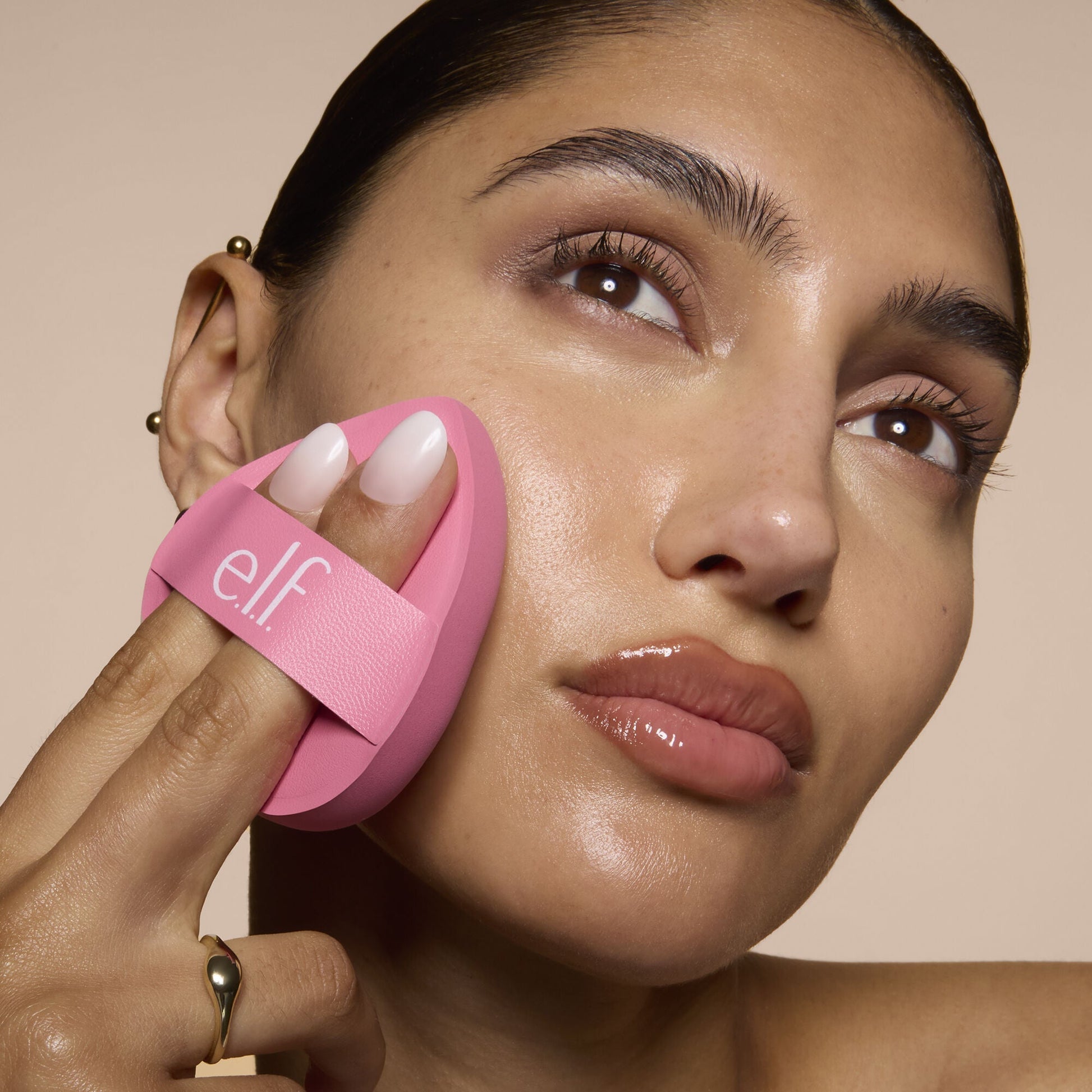 pillow-puff-foundation-sponge-q0 81838_MOM_PILLOW_PUFF_FOUNDATION_SPONGE_TOOL_SHOT_SONALI_0126_V2.jpg