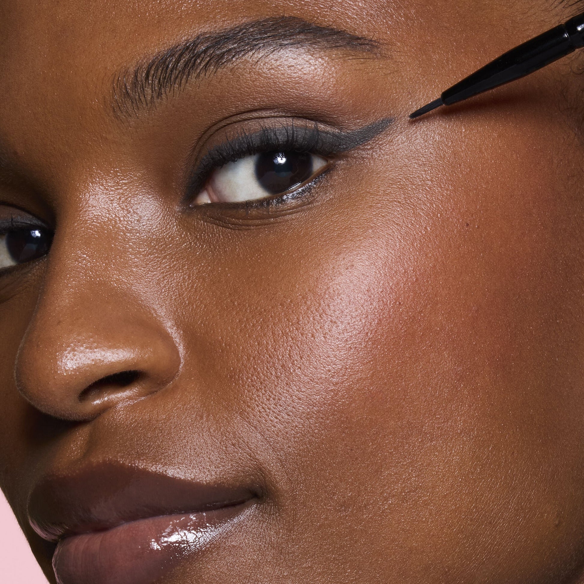 ultra-fine-eyeliner-brush-m4 81915_ULTRA_FINE_EYELINER_BRUSH_TOOL_SHOT_MOM_TSHECA_0120_v2.jpg
