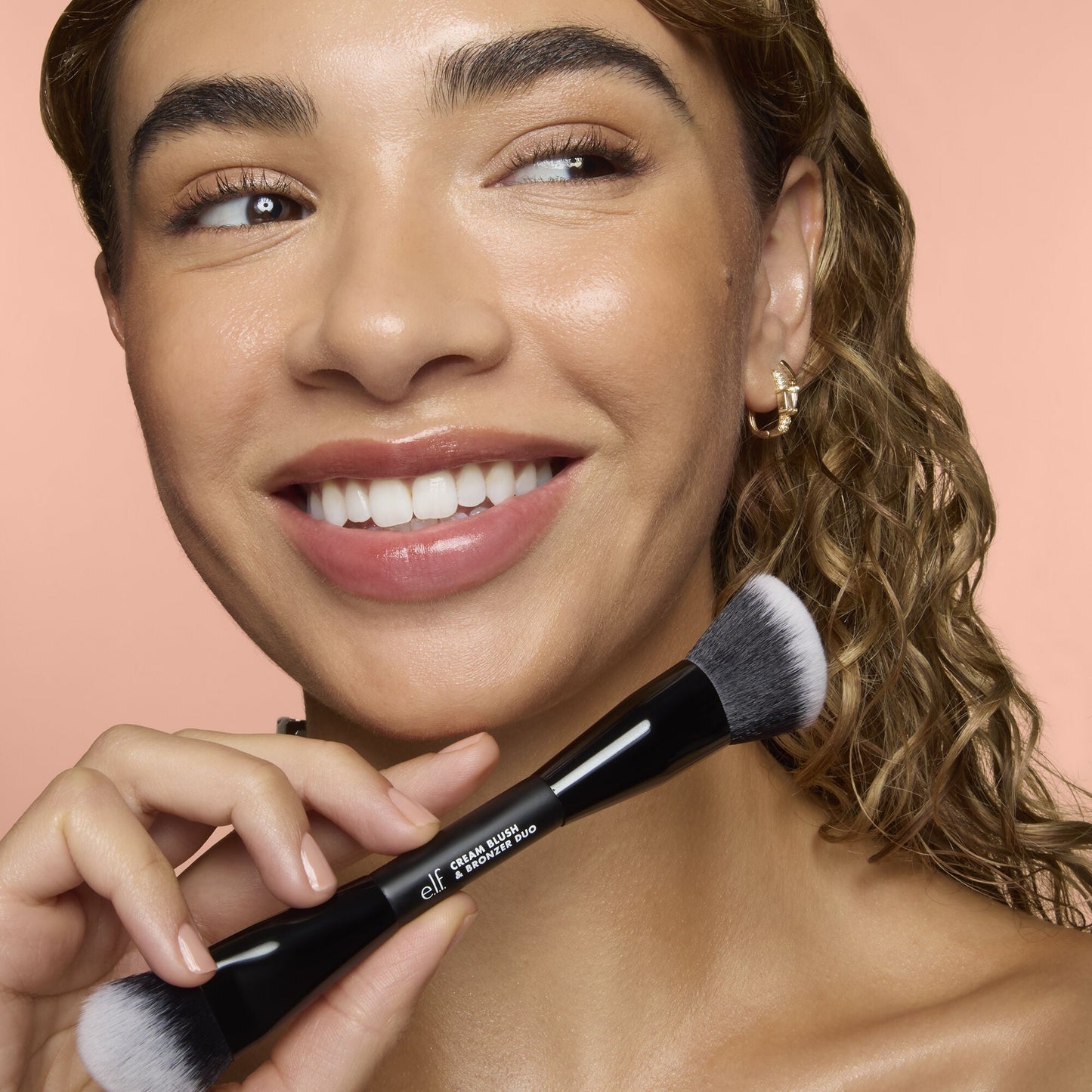 cream-blush-and-bronzer-duo-brush-f7 83857_CREAM_BLUSH_BRONZER_DUO_BRUSH_Q4_Alyssa_0103_V3_7510f340-cab5-4e94-b40f-1ad3f84fd183.jpg