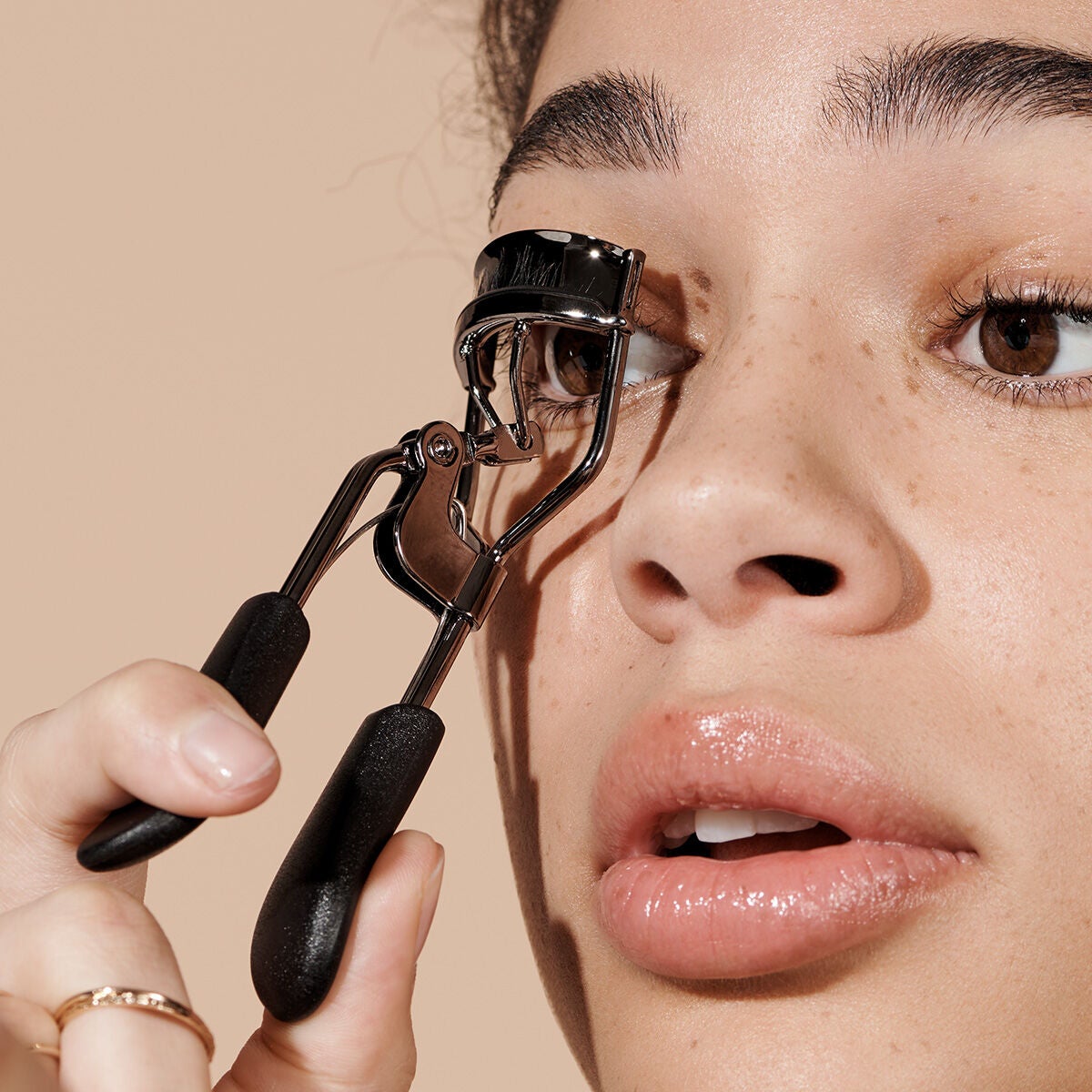 pro-eyelash-curler-c0 84067_ProEyelashCurler_Model.jpg