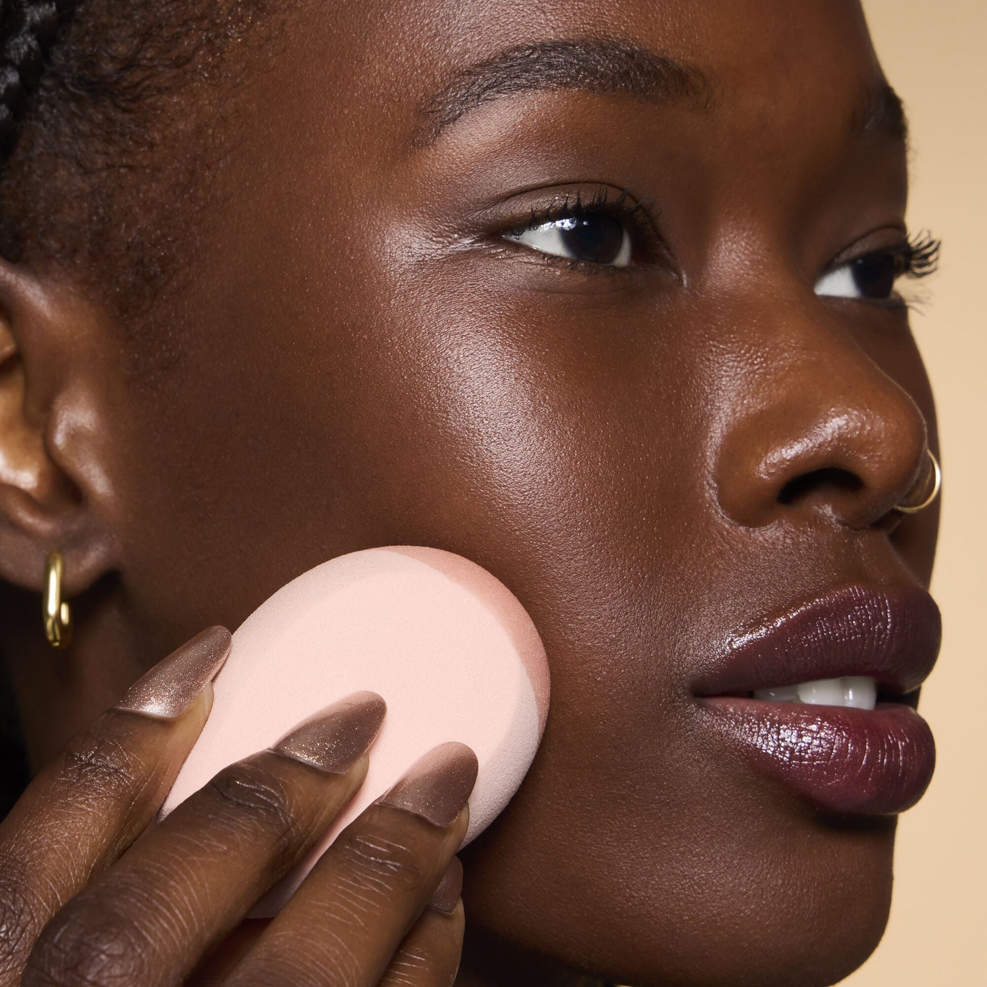 halo-glow-angled-silicone-face-sponge-u4 84235_HALO_GLOW_ANGLED_SILICONE_FACE_SPONGE_BILLIE_0078_V3.jpg