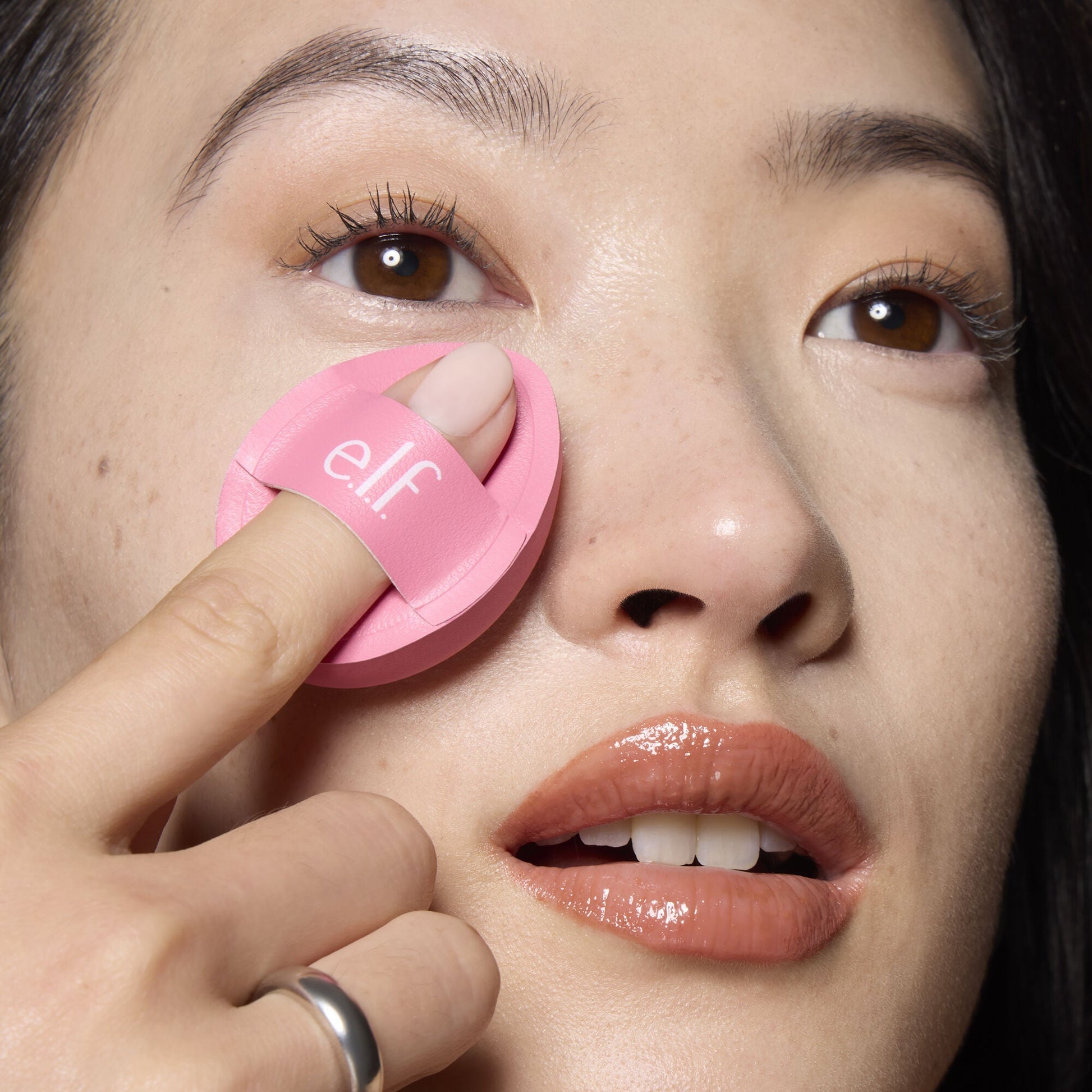 pillow-puff-concealer-sponge-p9 85120_MOM_PILLOW_PUFF_CONCEALER_SPONGE_TOOL_SHOT_SAKURA_V1_0095_V3.jpg